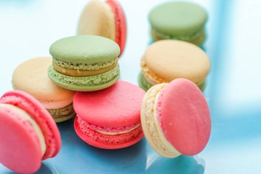 Mavi arka planda Fransız kurabiyeleri, Paris 'in şık cafe tatlıları.,