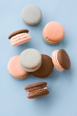 Mavi arka planda Fransız kurabiyeleri, Paris 'in şık cafe tatlıları.,