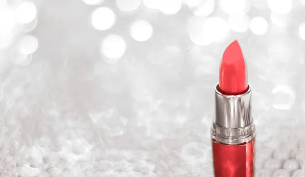 Lápiz labial de coral en plata Navidad, Año Nuevo y Día de San Valentín — Foto de Stock