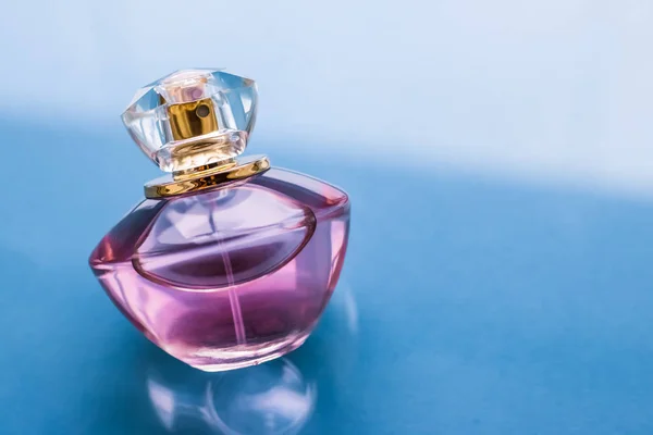 Rózsaszín parfüm palack fényes háttér, édes virágillat, gl — Stock Fotó