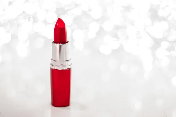 Lápiz labial rojo en plata Navidad, Año Nuevo y San Valentín Día h —  Fotos de Stock