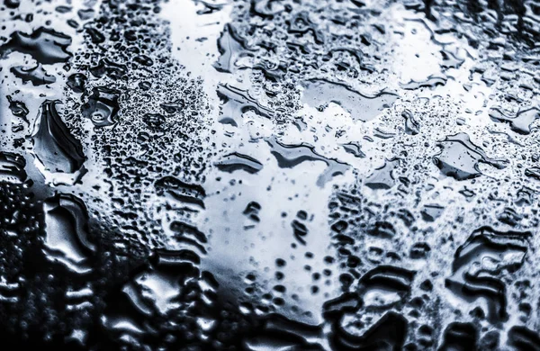 Texture de l'eau fond abstrait, aqua gouttes sur verre argenté comme — Photo