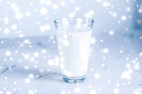 Bevanda magica per le vacanze, versando latte biologico senza lattosio — Foto Stock