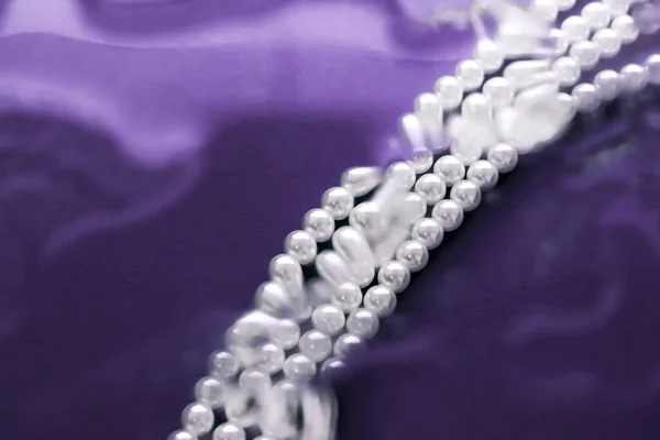 Прибрежная ювелирная мода, жемчужное ожерелье под фиолетовыми водами — стоковое фото