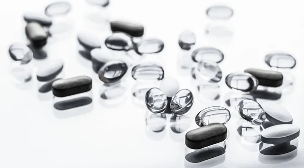 Tabletki i kapsułki na odżywianie, anti-aging suplem uroda — Zdjęcie stockowe