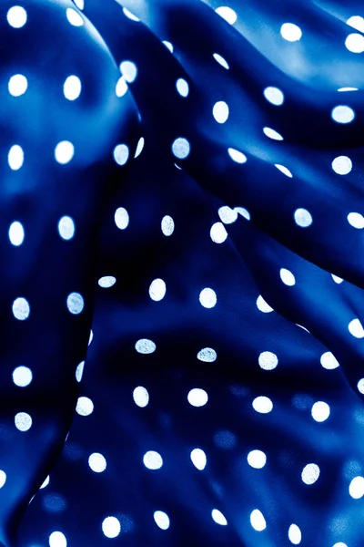经典波尔卡圆点纺织品背景纹理,蓝色白点 — 图库照片