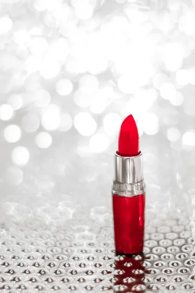 Lápiz labial rojo en plata Navidad, Año Nuevo y San Valentín Día h —  Fotos de Stock