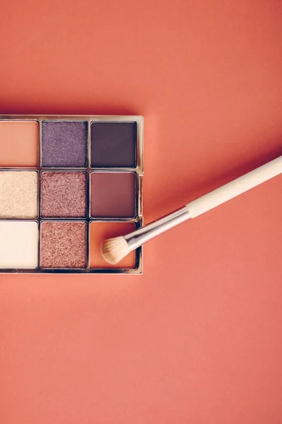 Eyeshadow palette and make-up brush on orange background, eye sh — Stock Photo, Image