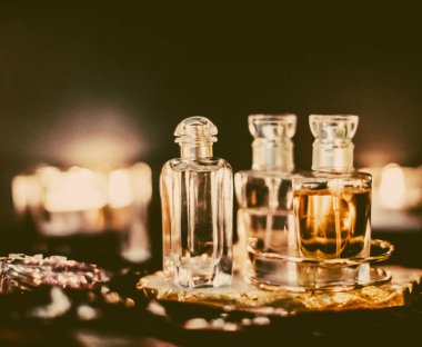 Parfüm şişeleri ve gece kaliteli koku, aroma kokusu, fra