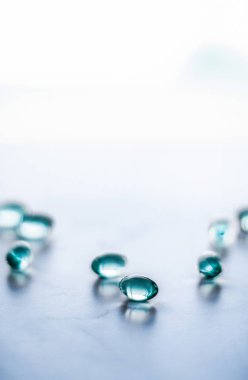 Sağlıklı beslenme için mavi haplar, destek hapları ve prob