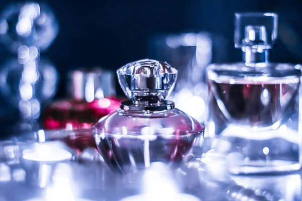 Butelka perfum i vintage zapach na stole próżności glamour w — Zdjęcie stockowe