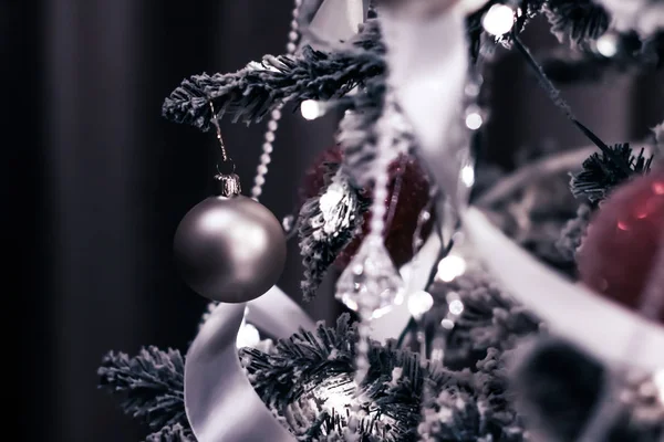 Christmas tree decorations, baubles, bows and garlands as festiv — ストック写真