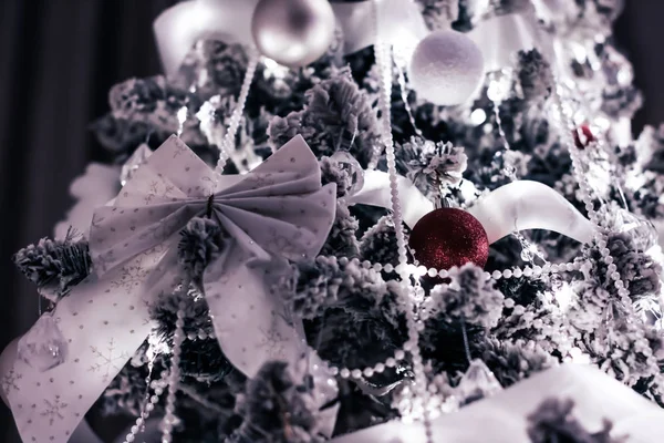 Karácsonyfa díszek, baubles, íjak és koszorúk fesztiválként — Stock Fotó