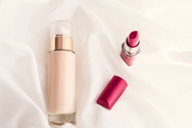 Bej tonal krem şişesi makyaj sıvısı temel ve kırmızı.