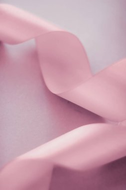 Pembe arka planda soyut ipek kurdele, özel lüks. 
