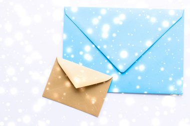 Kış tatili parlak kar f ile mermer üzerinde boş kağıt zarflar