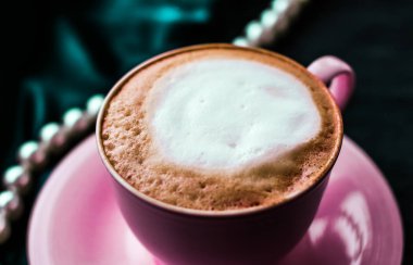 Kahvaltıda saten ve inci takılı kapuçino içeriz. 