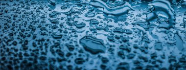 Su dokusu soyut arkaplan, su damlaları mavi cam üzerine s