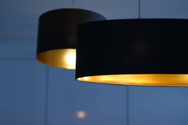 Bir odada altın lamba, zarif modern ev dekorasyonu ışıklandırması.