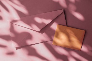 Flatlay model tasarımı olarak güzellik markası kimliği, bir kartvizit...