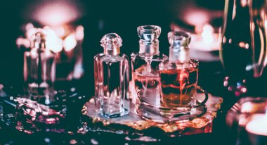 Parfüm şişeleri ve gece kaliteli koku, aroma kokusu, fra