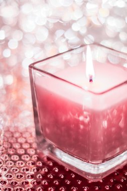 Noel 'de gül aromalı mum ve yeni yıl ışıltısı.