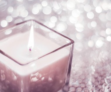 Noel 'de pembe aromalı mum ve yeni yıl parıltısı.