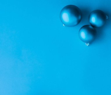 Mavi flatlay fon üzerinde Noel baubles, lüks kış holida