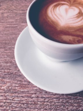 Kafeteryada kahvaltı için Cappuccino, pa masada kahve fincanı