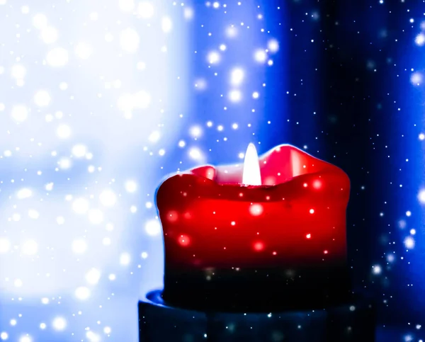 Czerwona świeca wakacje na niebieskim musujące tło śniegu, luksus — Zdjęcie stockowe