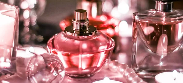 Parfum fles en vintage geur op glamour ijdelheid tafel op — Stockfoto