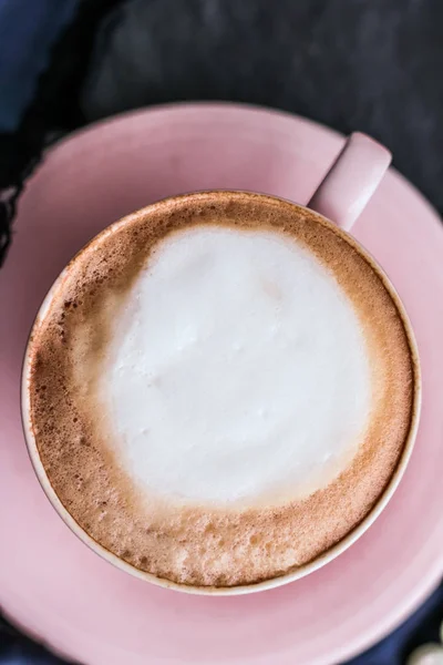 Cangkir cappuccino untuk sarapan dengan perhiasan satin dan mutiara — Stok Foto