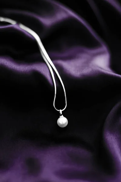 Розкішне біле золоте намисто з перлів на темно-фіолетовому шовковому фоні , — стокове фото