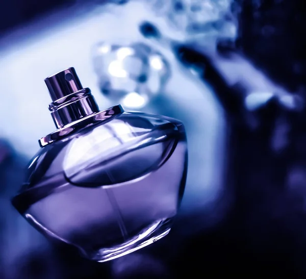 Butelka perfum pod purpurową wodą, świeży morski przybrzeżny zapach jako gl — Zdjęcie stockowe