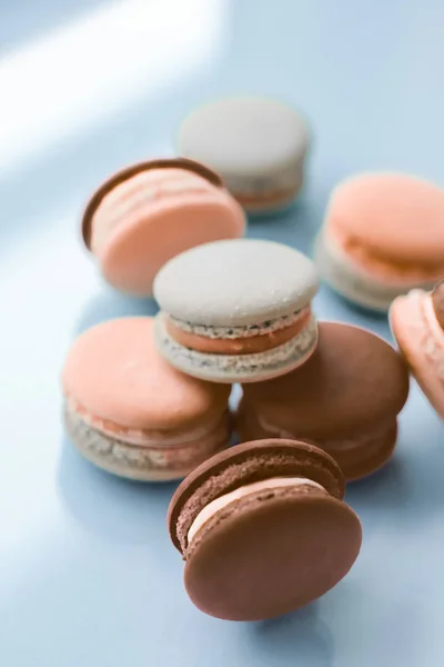 Macarrones franceses sobre fondo azul, postre de café chic parisino , —  Fotos de Stock