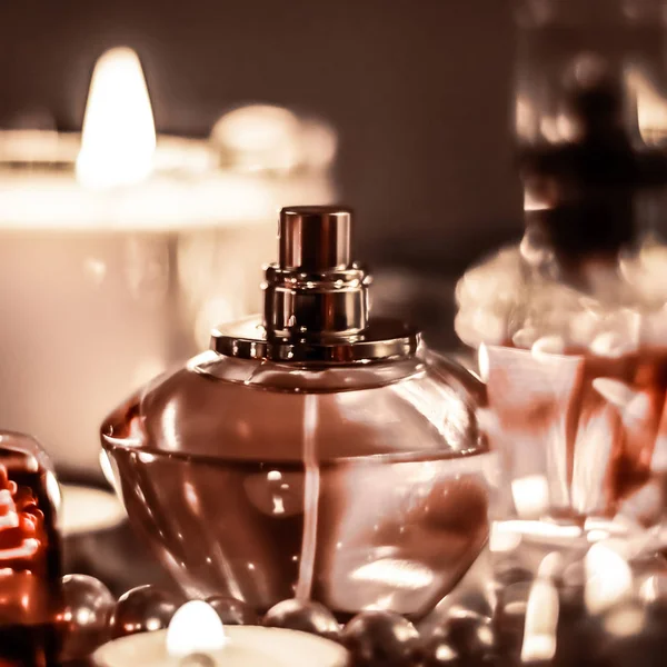 Parfém láhev a vinobraní vůně na půvab marnivost stůl na — Stock fotografie