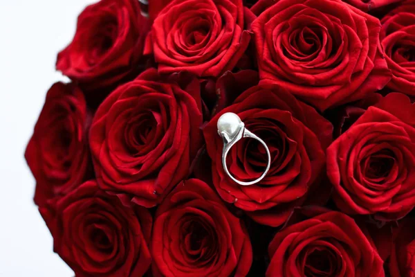 Belle bague en or blanc et bouquet de roses rouges, luxe — Photo