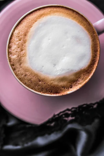Чашка капучино на завтрак с атласом и жемчугом — стоковое фото