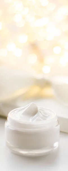 Crema facial hidratante tarro sobre fondo de brillo de vacaciones, mois — Foto de Stock