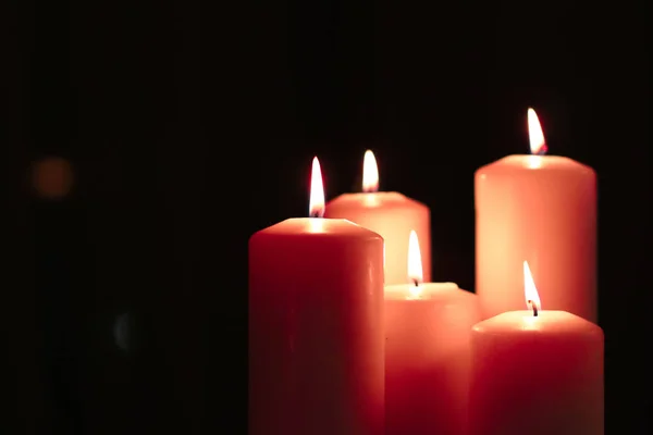 Velas florais laranja aromáticas definidas à noite, Natal, Ano Novo — Fotografia de Stock