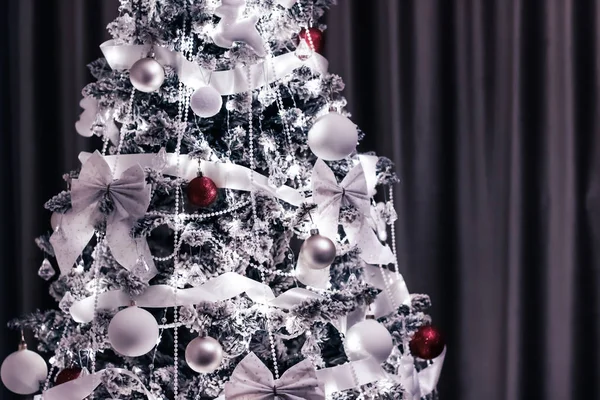 Vánoční ozdoby, ozdoby, luky a věnce jako slavnost — Stock fotografie