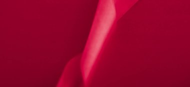 Pembe arka planda soyut kıvrımlı ipek kurdele, özel lüks. 