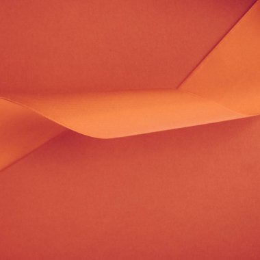 Turuncu arka planda soyut kıvrımlı ipek kurdele, özel lüks.