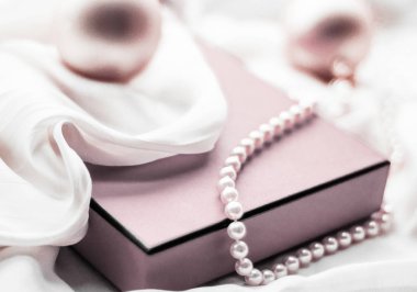 Noel tatili geçmişi, şenlikli mücevherler ve pembe şarap.