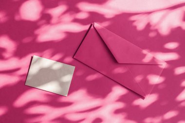 Flatlay model tasarımı olarak güzellik markası kimliği, bir kartvizit...