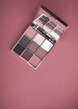 Göz falı paleti ve makyaj fırçası ruj arka planda, göz sha