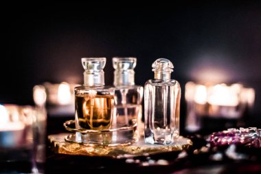 Parfüm şişeleri ve gece kaliteli koku, aroma kokusu, fra