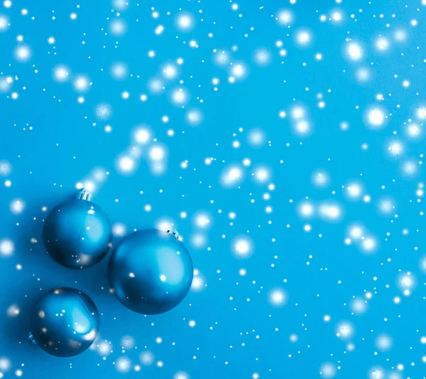 Boules de Noël sur fond bleu avec paillettes de neige, luxe w — Photo