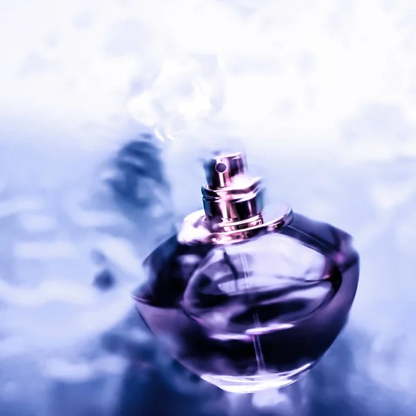 Perfume bottle under purple water, fresh sea coastal scent as gl — Stock Photo, Image