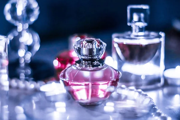 Garrafa de perfume e fragrância vintage na mesa de vaidade glamour em — Fotografia de Stock